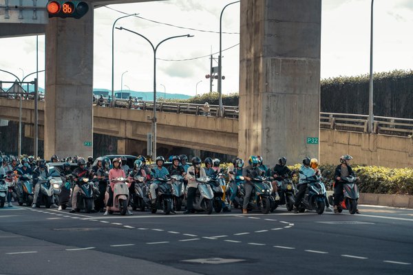 La moto électrique pour voyager : pour ou contre ?
